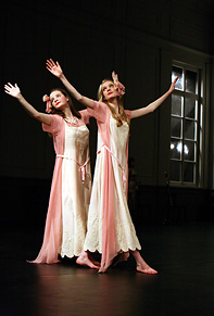 Tanzträume - Jugendliche tanzen "Kontakthof" von Pina Bausch